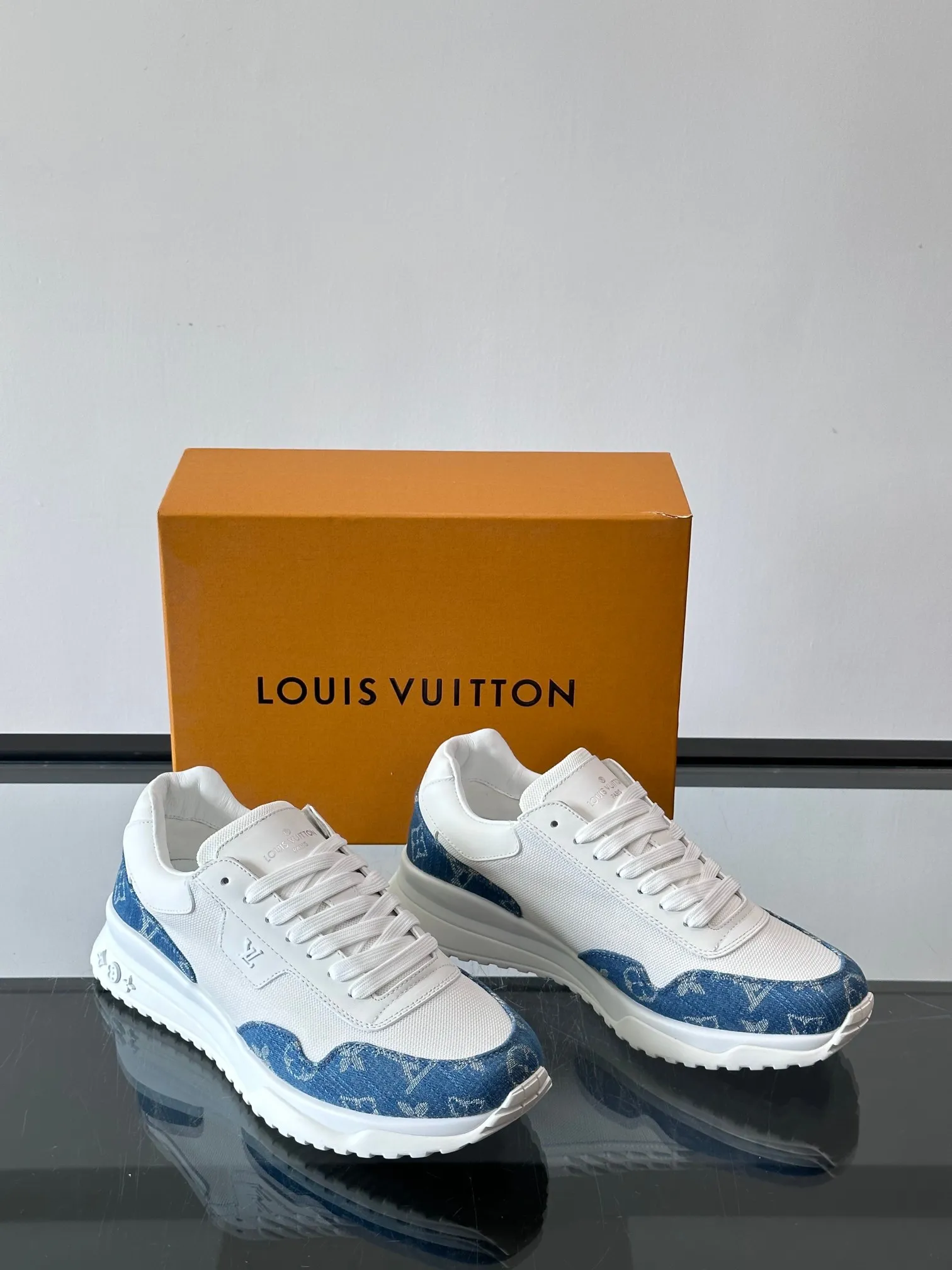 Men's Men's Shoes 💰500 [New Style] 🐡🐡LV🆕RUN AWAY sneakers, this Run Away sneaker is made of first-layer cowhide leather and breathable original material. The wedge-shaped rubber outsole continues the running shoe design, embellished with Monogram flowers, the L V letter is marked on the tongue, and the Louis Vuitton Paris logo is embellished on the back. Paired with brand logo cotton feet, the mesh lining and heel are spliced ​​and wrapped in cowhide, making the upper foot comfortable and breathable! size: 39-44 (38.45.46 customized)
